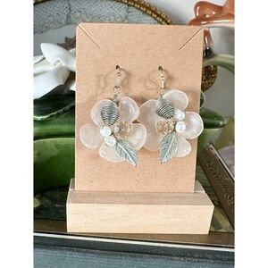 Dainty White flower earrings with pearls